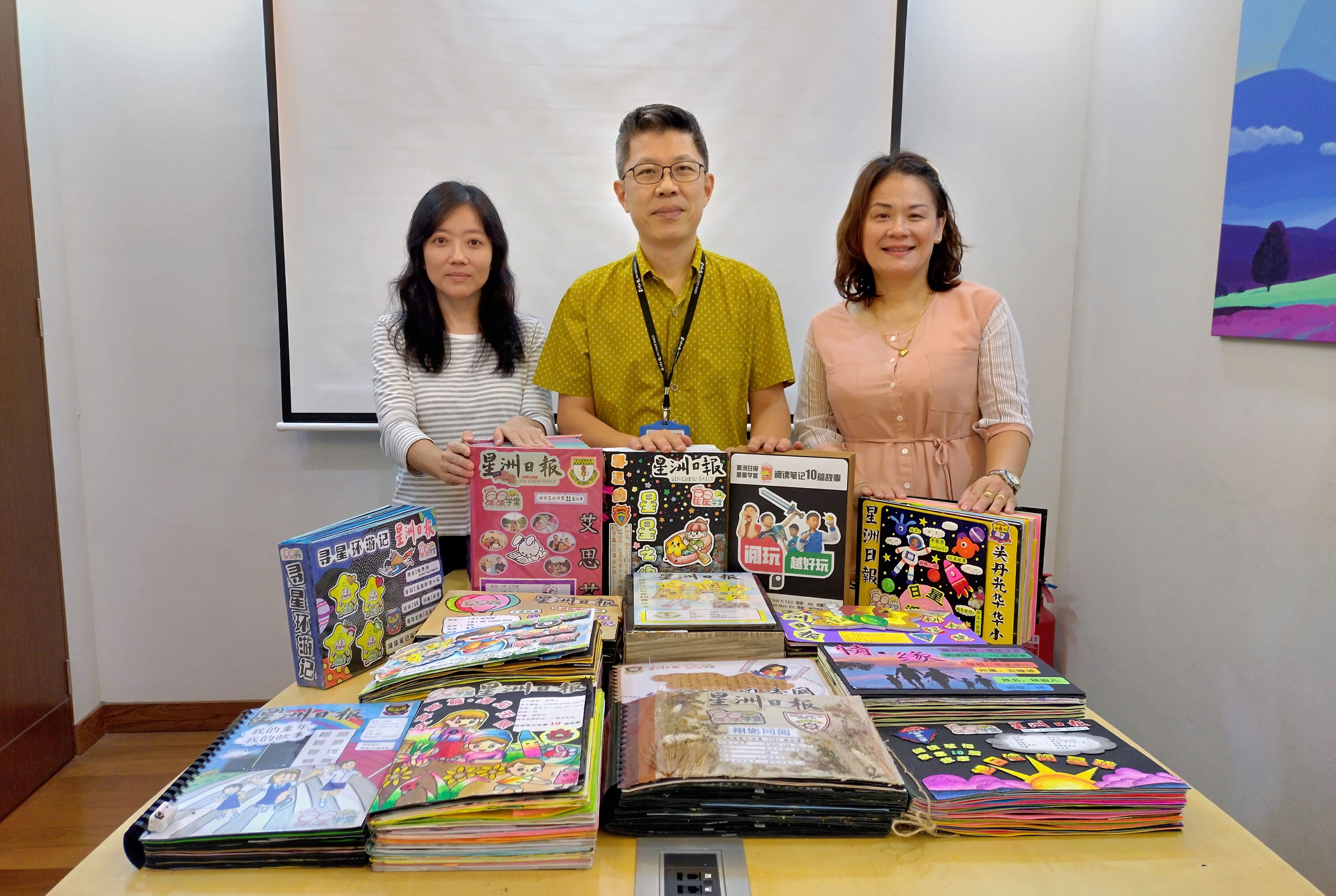 全国赛评审成员：吉隆坡泗岩沫国中行政副校长许小莲、《星星学堂》作者方肯、《星星学堂》主编郑德发